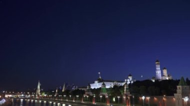 Arka planda spot ışıkları