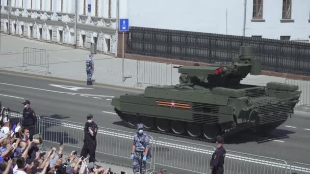 Espectadores y equipo militar viajando desde el desfile — Vídeo de stock