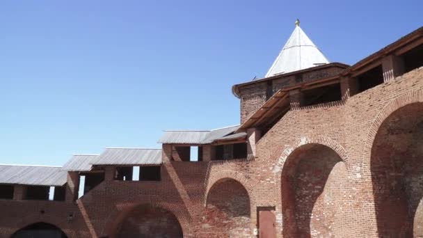 Uitzicht op de muur van het Novgorod Kremlin — Stockvideo