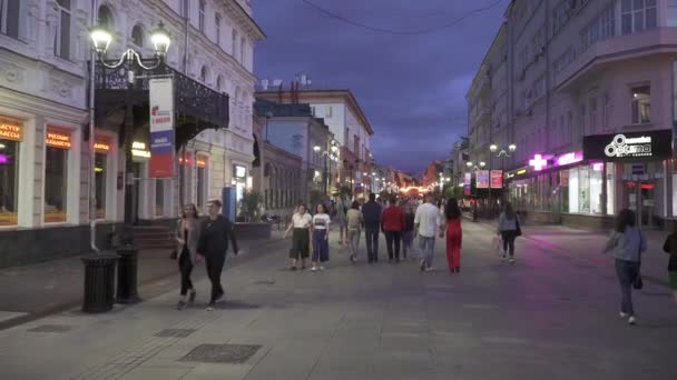 Bolshaya Pokrovskaya calle por la noche — Vídeos de Stock