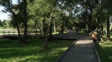 Nehir boyunca ahşap yol