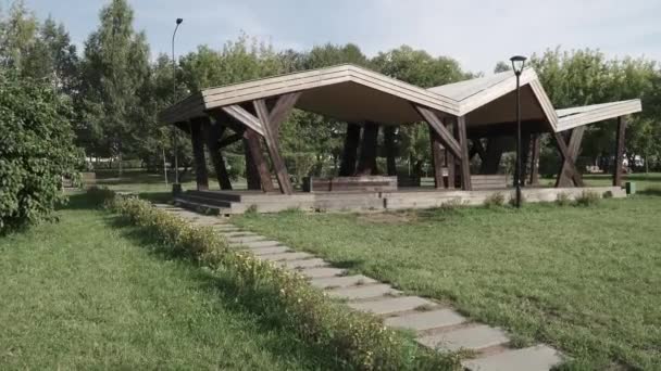Drewniana altana na piknik — Wideo stockowe