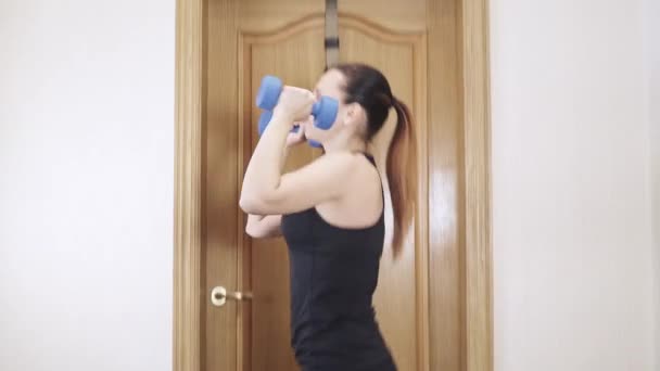Dziewczyna jest zaangażowana w fitness w domu — Wideo stockowe