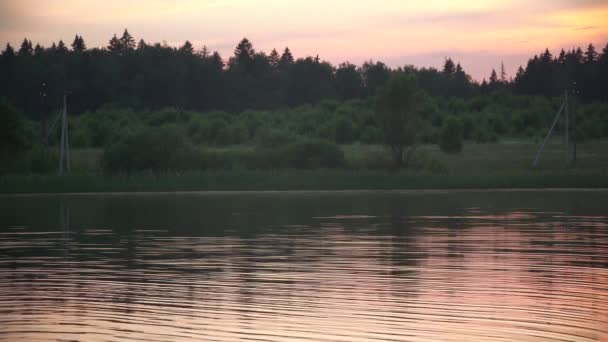 Zachód słońca na małym jeziorku — Wideo stockowe
