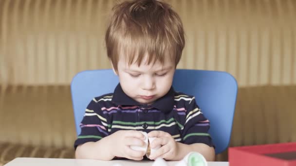 Niño juega un rompecabezas — Vídeos de Stock