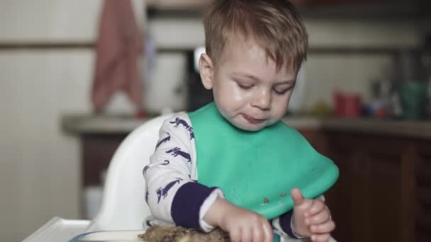 Çocuk tavuk ciğeri ve kalp yiyor. — Stok video