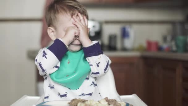 De jongen draait zijn hoofd en knielt. — Stockvideo