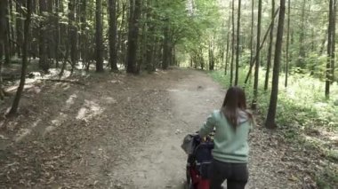 Annem çocuğu bebek arabasıyla götürür.
