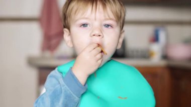 Çocuk kesilmiş havuç yiyor.