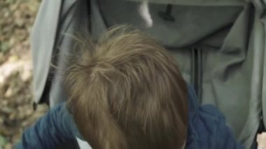 Annem çocuğu bebek arabasıyla götürür.