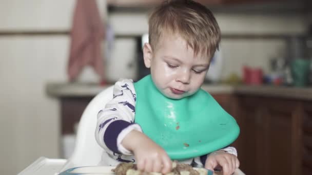 鶏の肝臓と心臓を食べる少年 — ストック動画