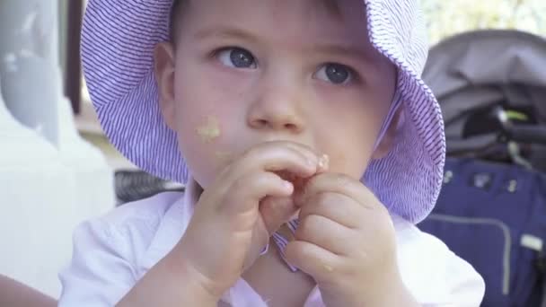 Menino comendo macarrão chinês — Vídeo de Stock