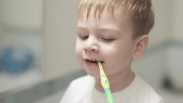 Αγόρι 2 ετών βουρτσίζει τα δόντια — Αρχείο Βίντεο