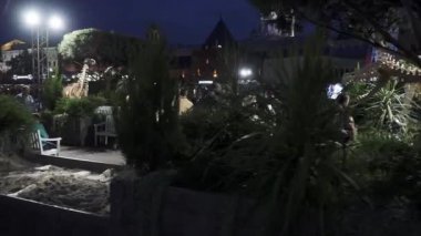 Çiçek süsleme ve çiçek yataklarında akşamları aydınlatma olur.