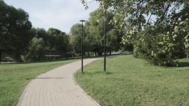 Takım elbiseli bir kız.