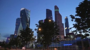 Moskva Nehri 'nin kıyısındaki Moskova şehrinin yüksek binaları.