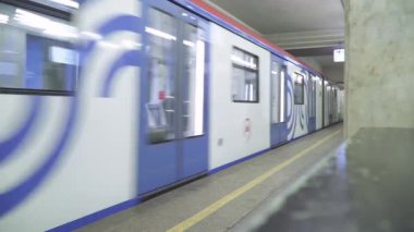Leninsky Prospekt metro istasyonundaki yolcular