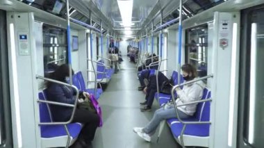Metro istasyonundaki yolcular