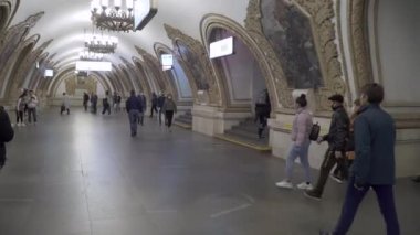 Kievskaua metro istasyonundaki yolcular