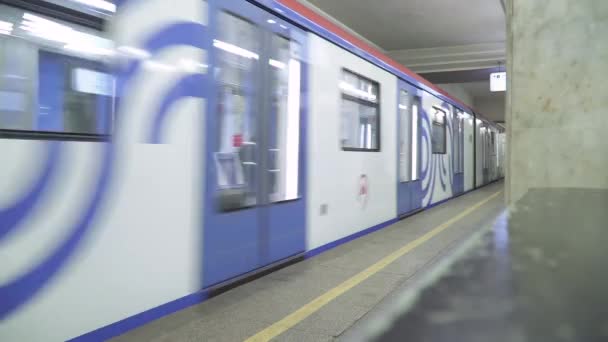 Pasajeros en la estación de metro Leninsky Prospekt — Vídeos de Stock