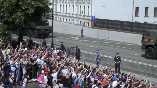Espectadores y equipo militar viajando desde el desfile — Vídeos de Stock