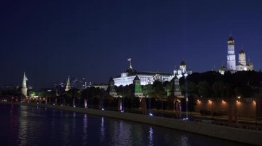 Arka planda spot ışıkları