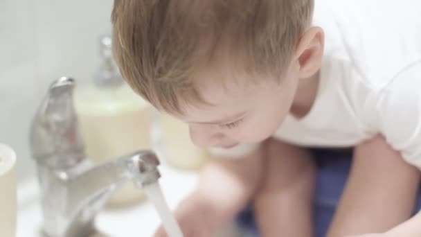 Jongen 2 jaar oud poetst tanden — Stockvideo