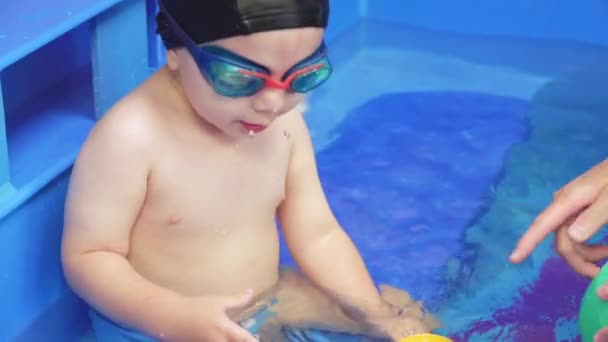 Dítě v bazénu batolat — Stock video