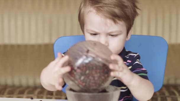 Kisgyerek babot játszik. — Stock videók