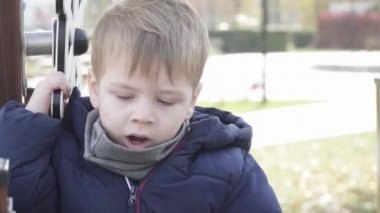 Çocuk direksiyonu çeviriyor.