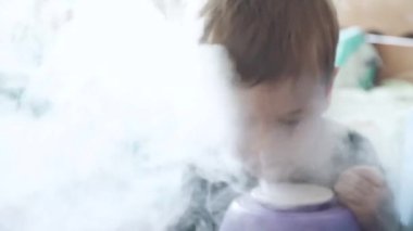 Jetle oynayan çocuk.