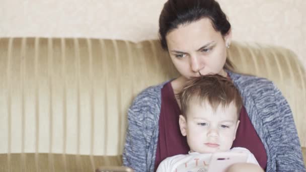 Ragazzo con mamma sul divano — Video Stock