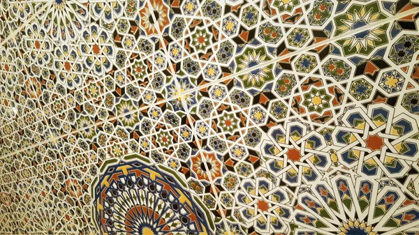 Eski geleneksel Fas Zellige fayansları, Seramik Zellije fayans-mozaik duvarı, renkli İslami geometrik desen, Arap Arapça doku arka planı.