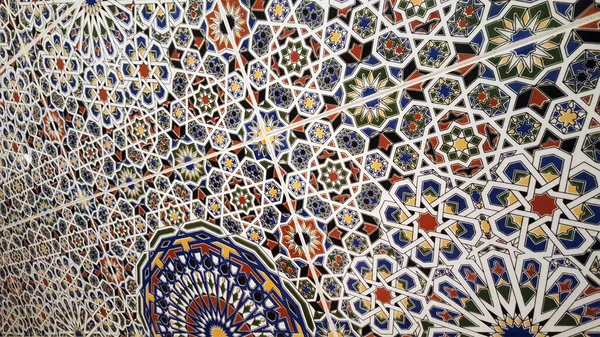 Geleneksel Fas Zellije fayansları, Seramik Zellije fayans-mozaik duvarı, İslami geometrik desen, Arap dokusu arka planı.