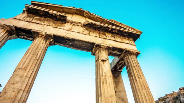 Antik Yunan tapınak sütunları açık mavi gökyüzüne karşı, alçak açı manzarası, güzel arka plan, Yunanistan.