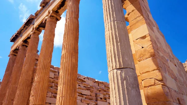 Antik Yunan tapınakları mavi gökyüzüne karşı sütunlar, alçak açı manzarası, Yunanistan.