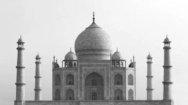 Hindistan 'ın Agra şehrindeki Taj Mahal' in siyah beyaz manzarası..