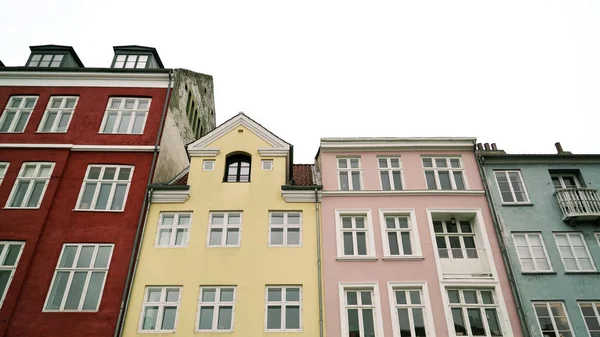 Eski evlerin renkli yüzü, Nyhavn, Kopenhag, Danimarka. Kopenhag 'daki Kanal ve Eğlence Bölgesi Turizm Merkezi.
