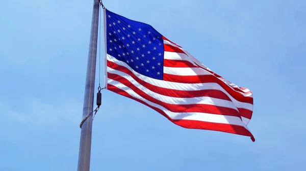 Bandeira Dos Estados Unidos América Acenando Dia Ensolarado Contra Céu — Fotografia de Stock