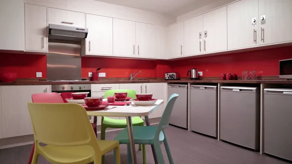 Mutfak güzel renkli modern iç tasarım. İş yeri halka açık yemek ve yemek hazırlama odası yemek masası mobilyalarıyla.