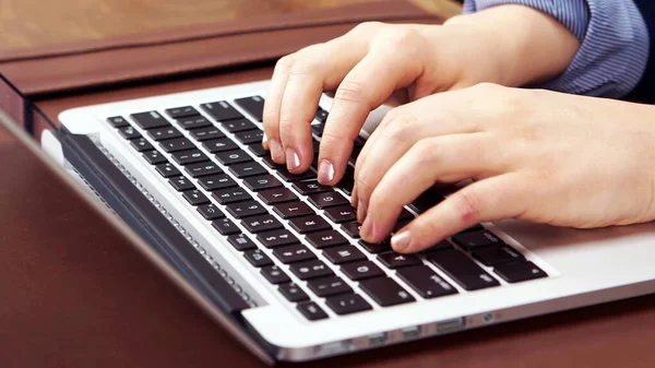 Ofiste dizüstü bilgisayarda klavye tuşlarını yazan eller. Kapat..