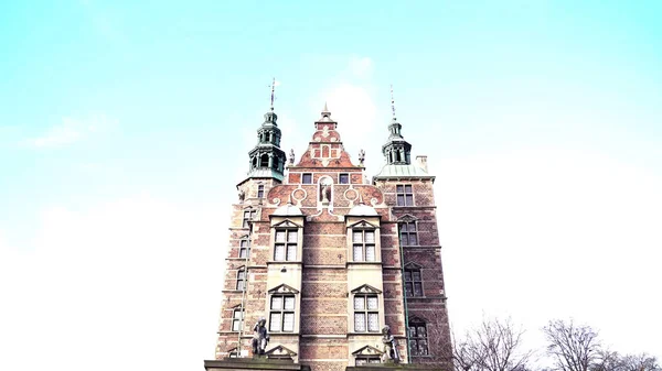Rosenborg Kalesi, Kopenhag, Danimarka. Düşük açılı, açık mavi gökyüzüne karşı sağ taraf.
