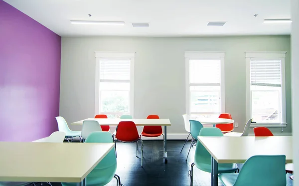 Okul ya da üniversite sınıfı, öğrenciler için boş modern çalışma alanı. güzel renkli iç mekan konsepti.