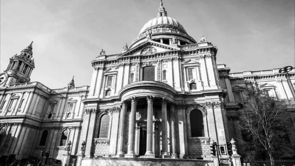 St Paul Katedrali, Londra, İngiltere, Birleşik Krallık. Anglikan Katedrali bina cephesi, siyah ve beyaz.