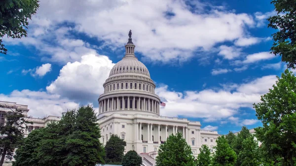 Birleşik Devletler Kongre Binası, Capitol Binası Batı cephesi bulutlu mavi gökyüzüne karşı alçak açılı görünüyor. Amerika Birleşik Devletleri Kongresi, Washington, D.C., ABD, ABD ABD.