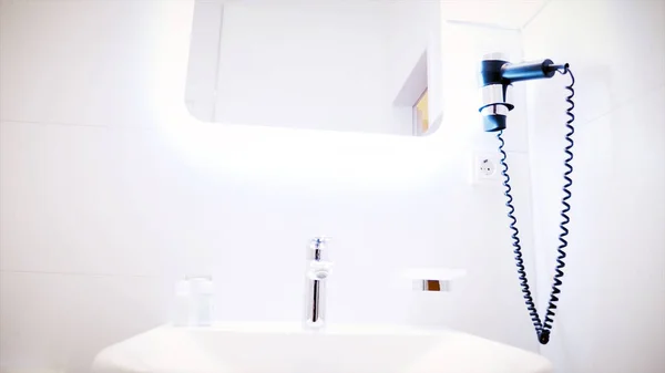 Beyaz banyo lavabosu ve aynası ve otel banyosu konseptinde saç kurutma makinesi..