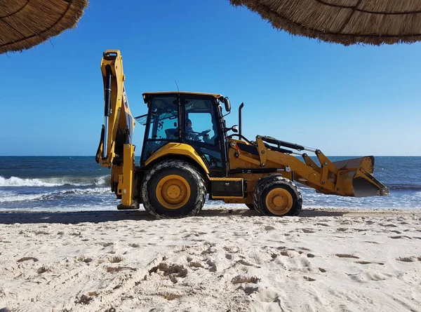 Tractor Het Strand Van Middellandse Zee Tunesië — Stockfoto