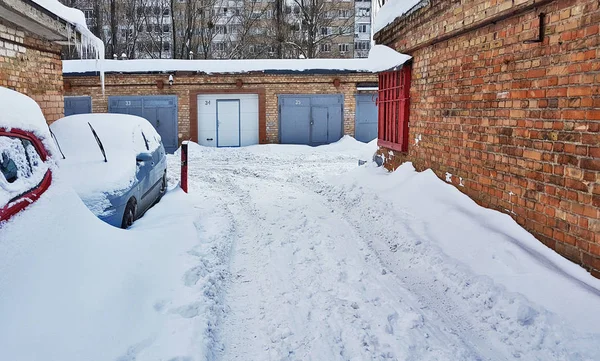 ウクライナ キエフのガレージで雪道 — ストック写真