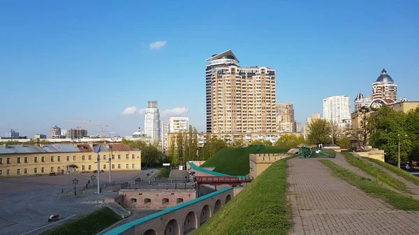 Antiga Muralha Histórica Novos Edifícios Fortaleza Kiev — Fotografia de Stock