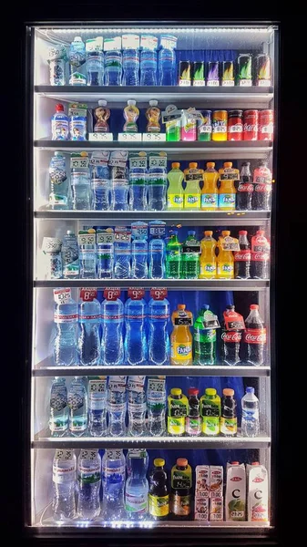 Tienda Refrigerador Cerrado Stand Puerta Cristal Con Varias Bebidas Fotos De Stock Sin Royalties Gratis